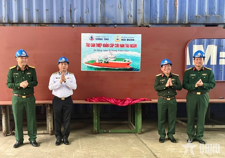 Đặt ky đóng mới tàu can thiệp khẩn cấp cứu nạn tàu ngầm và tàu vận tải đa năng 